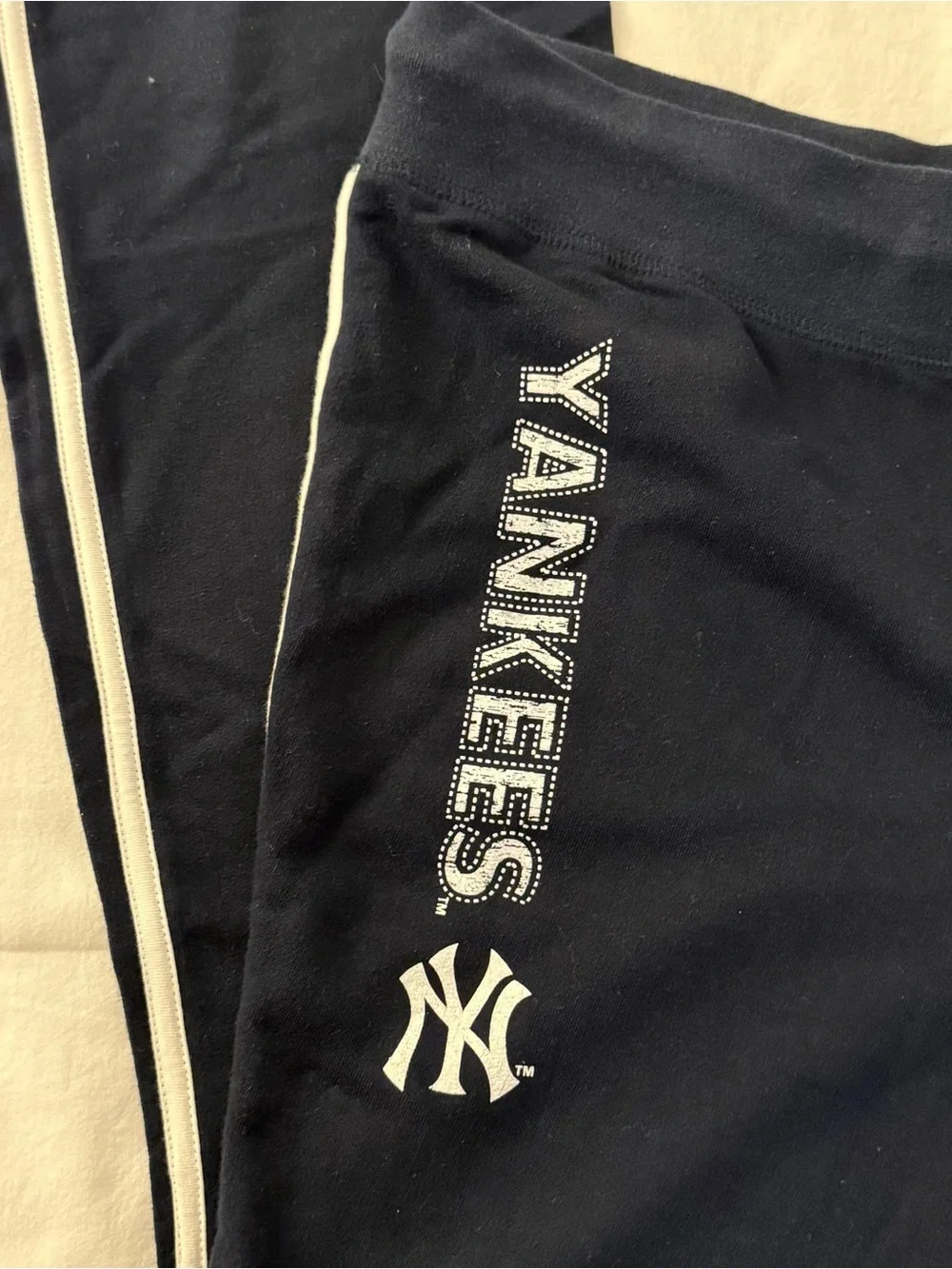 New York Yankees black cotton sweatpants with white stripes and logo, size S